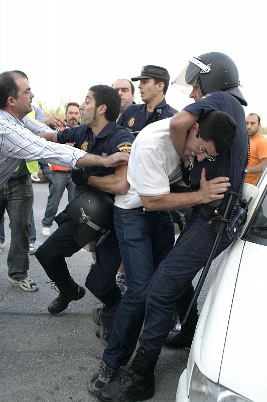 Agentes de la Unidad de Intervención Policial (UIP) del Cuerpo Nacional de Policía han intervenido esta mañana para permitir el tránsito de camiones en la empresa de hidrocarburos CLH del puerto de Motril (Granada), donde se concentraron piquetes de