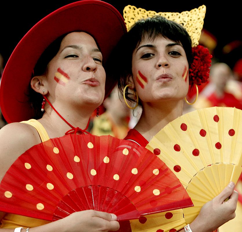 La España más flamenca. Dos aficionadas españolas animan a su equipo.