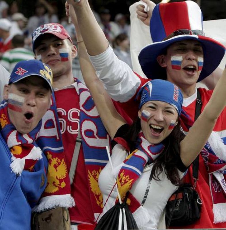 Los rusos también animan. Los de Hiddink también están arropados por su afición. 