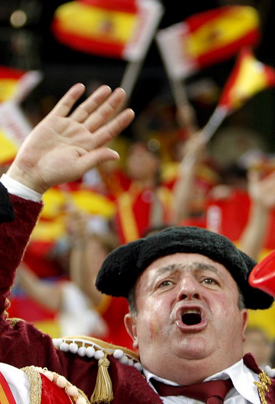 Con la roja por montera. Un hincha español, disfrazado de torero, apoya a la roja.