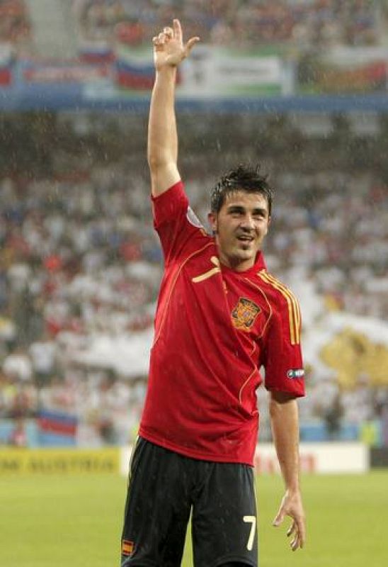 David Villa, celebra el primer gol marcado a la selección rusa.  