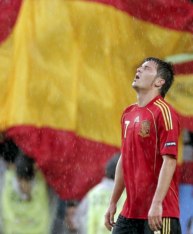 Un héroe bajo la lluvia. El delantero de la selección española David Villa tras marcar el segundo gol a la selección rusa.