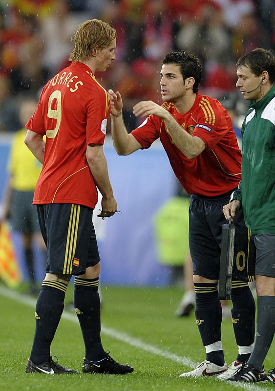 Cesc Fábregas sale en lugar de Fernando Torres, durante la segunda parte del Epsaña - Rusia.