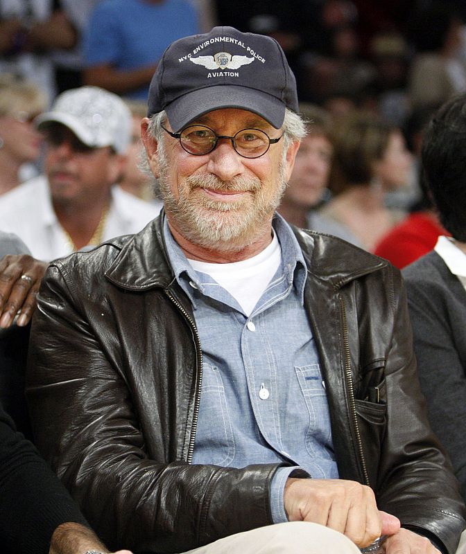 El director de cine Steven Spielberg no ha querido perderse el tercer partido de la final de la NBA entre los Lakers y los Boston Celtics.