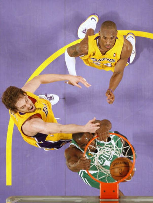 Gasol y Bryant tratan de impedir que Perkins enceste sin éxito 