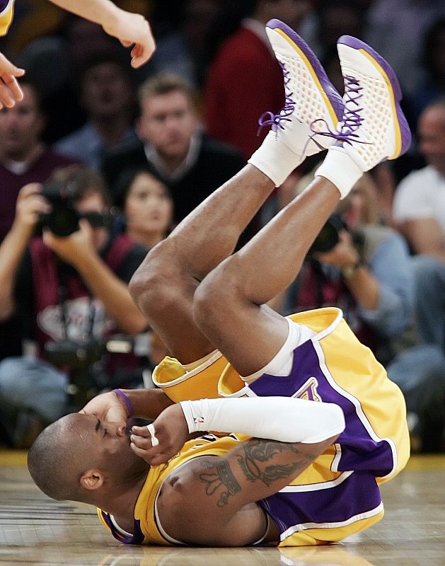 Kobe Bryant cae al suelo en un momento del partido de la final de la NBA, el tercero de la serie de siete que jugarán los Angeles Lakers y los Boston Celtics.