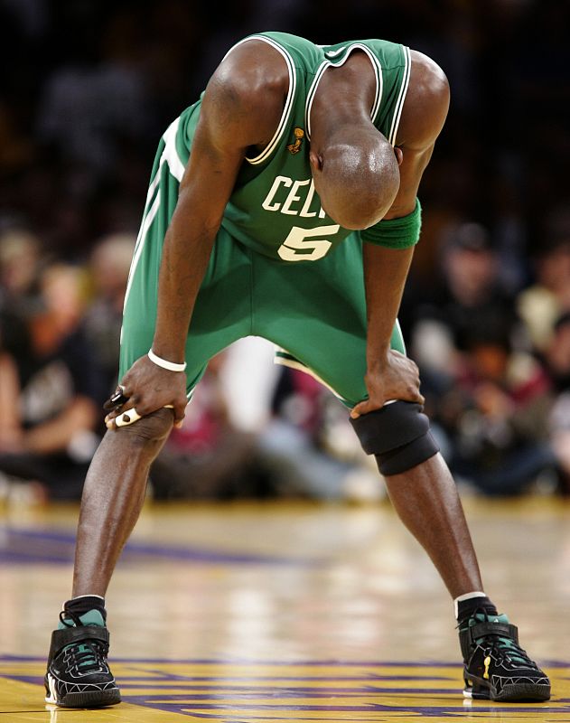 El jugador de los Boston Celtics Kevin Garnett, en un momento del partido de la final de la NBA.