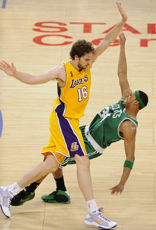 Gasol y Pierce en una imagen durante el partido de la final de la NBA