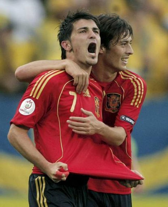 Villa y Silva celebran el 2-1