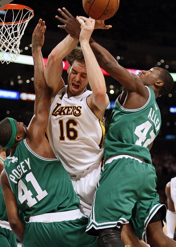 La actuación de Gasol en la serie final había sido objeto de crítica de aficionados y prensa en Los Angeles. En este partido, a su aportación en el rebote se unieron también dígitos dobles en la anotación.