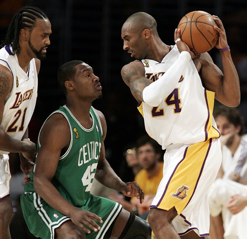 Tony Allen pelea un balón con Kobe Bryant y Ronny Turiaf