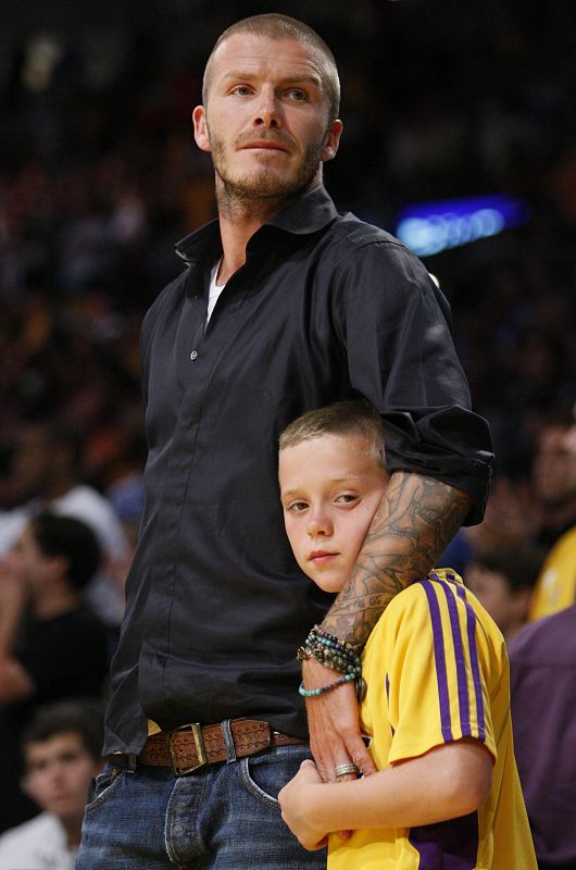 Nunca faltan los famosos de Hollywood y similares en las gradas del Staples Center. En esta ocasión, también David Beckham acudió con su hijo Romeo al quinto partido de la final de la NBA.