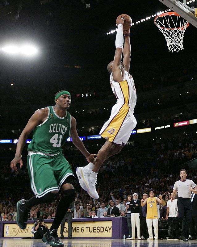 Bryant erró tiros importantes pero un mate suyo tras pérdida de balón de Pierce dio un colchón de cuatro puntos (99-95) a los Lakers a falta de 37 segundos. Al final, marcó 25 puntos.