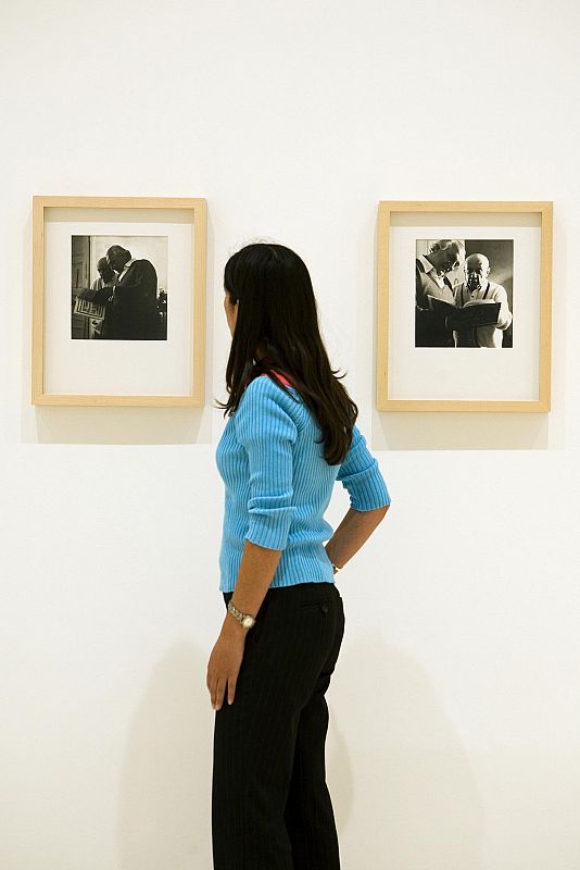 Una visitante entre dos imágenes de la muestra, que recoge fotografías de Picasso con personajes como Alberti, Steichen o Carl Nesjar.