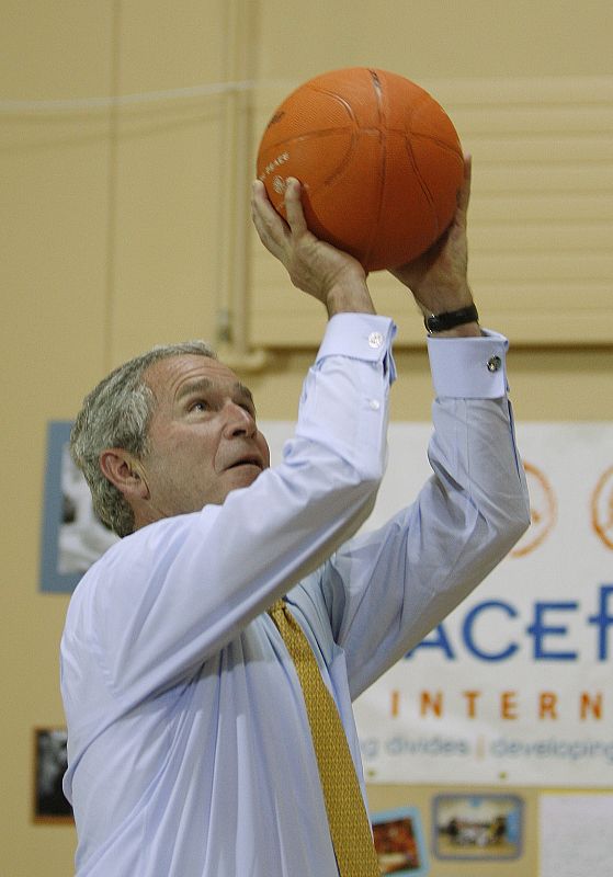 El presidente de EE.UU., George W. Bush, juega al baloncesto con los estudiantes de una escuela de Primaria en Belfast (Irlanda del Norte).