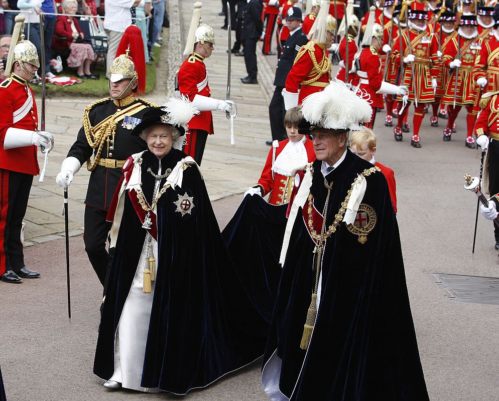 La reina Isabel de Inglaterra y el príncipe de Edimburgo en la procesión de la Orden de Garter (Orden de la Jarretera) en Windsor.