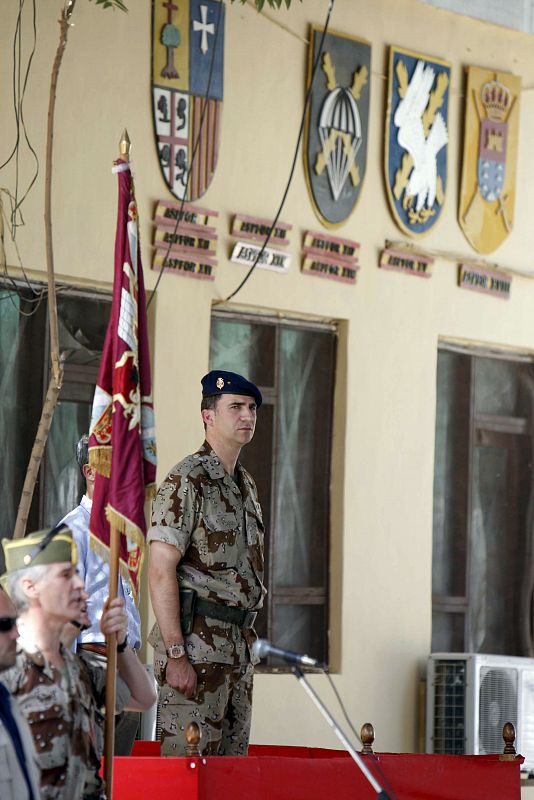 El príncipe Felipe, en localidad afgana de Qala-Enou durante una visita relámpago a los 726 militares españoles que colaboran en la seguridad y reconstrucción del país.