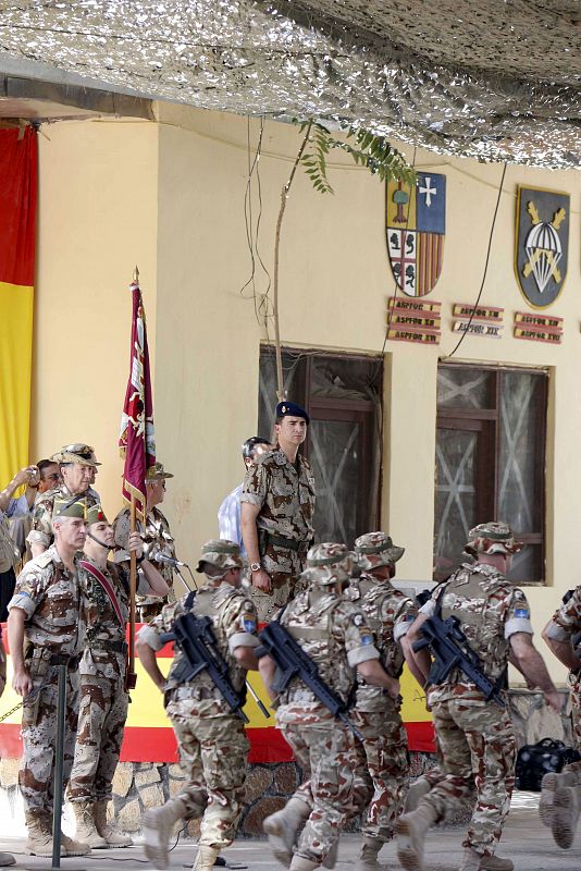 El príncipe Felipe en localidad afgana de Qala-Enou durante una visita relámpago a los 726 militares españoles que colaboran en la seguridad y reconstrucción del país.