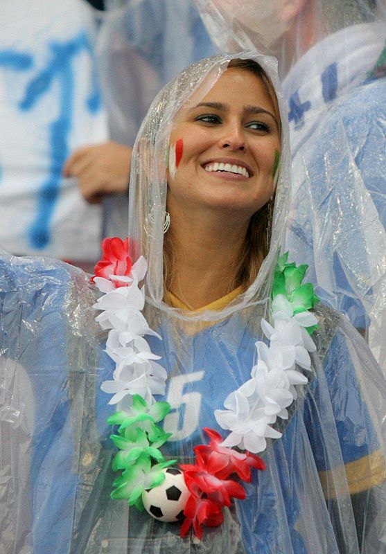 "Ragazza" bajo la lluvia. Una aficionada italiana asiste al partido de Francia contra Italia del grupo C, guarnecida con un chubasquero.