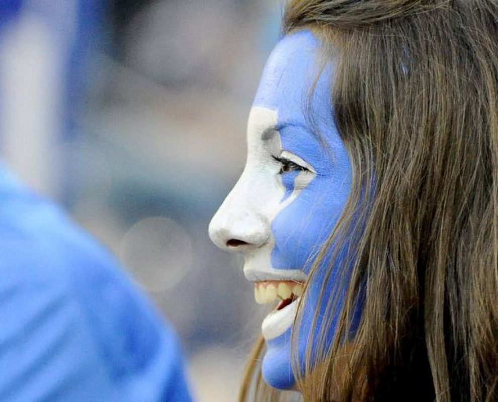 Una seguidora de la selección de Grecia espera en las gradas el comienzo del encuentro, en el estadio Wals-Sieznheim de Salzburgo.