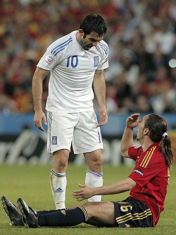 El delantero zaragocista Sergio García se encara al centrocampista griego Giorgos Karagounis, durante un momento del partido.