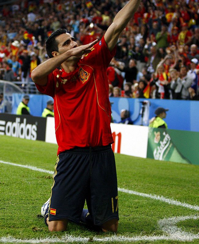 El arquero estrena sus flechas en la Eurocopa. El jugador Dani Guiza celebra el segundo gol anotado por España ante Grecia.