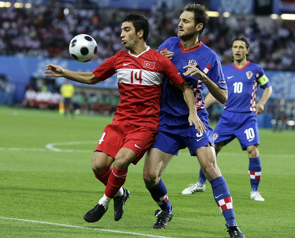 Un encuentro enmarañado. El partido entre Croacia y Turquía fue muy defensivoy tuvo pocas ocasiones de gol.