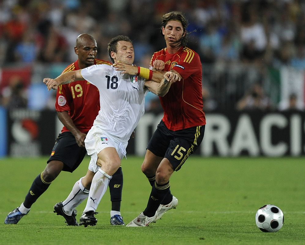 Cassano entre Ramos y Senna