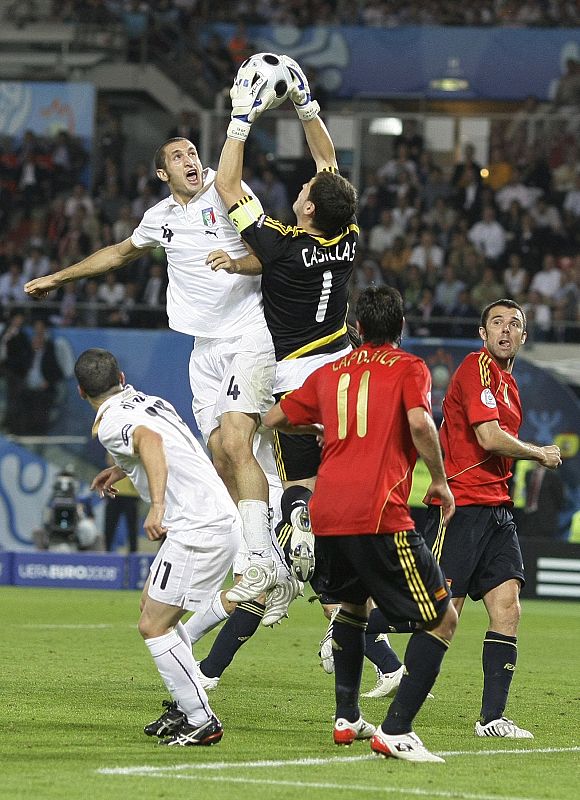 Casillas coge un balón