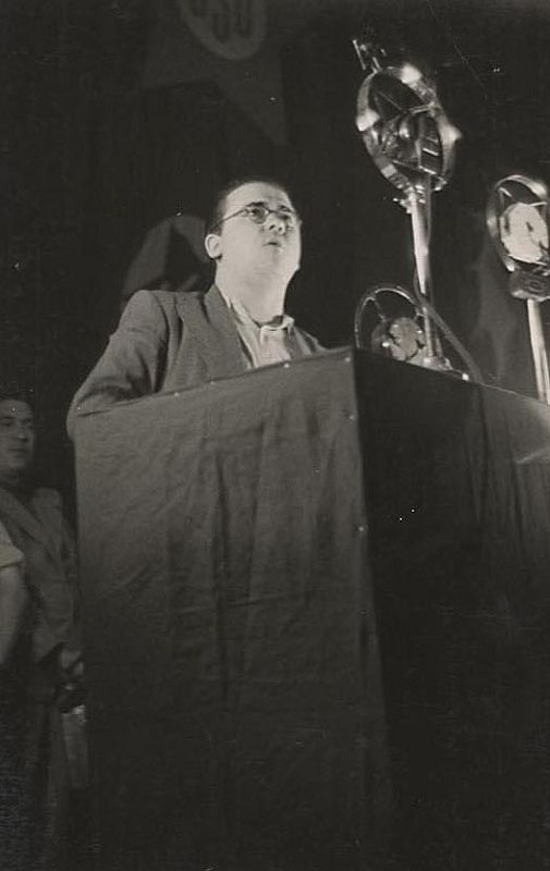 Santiago Carrillo, en plena la guerra civil