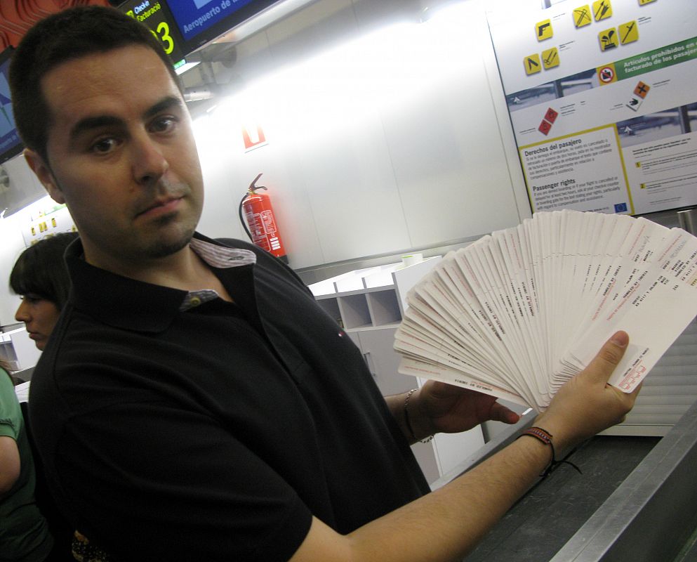 Unos grandes almacenes han puesto a disposición de los aficionados 280 billetes que se han distribuido en la T-2 de Barajas.