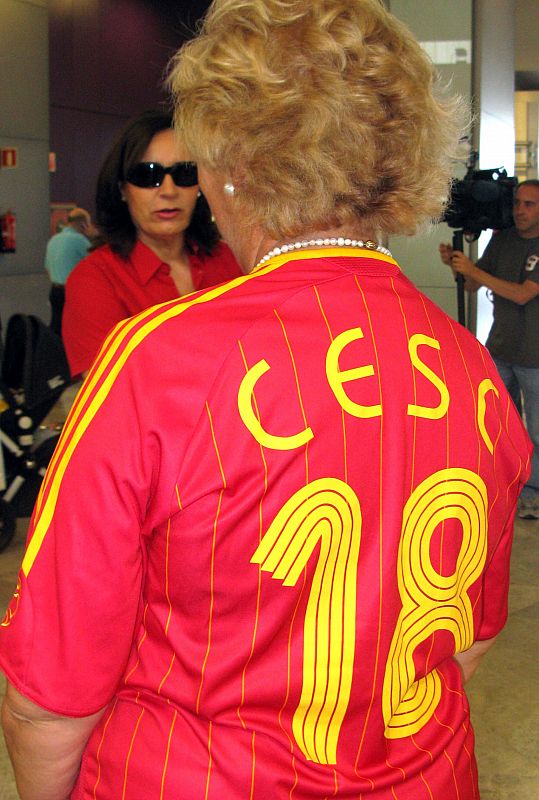 La abuela de Cesc Fábregas también ha cogido el avión para ver a su nieto, que certificó el pase de España a semifinales con su penalti ante Italia.