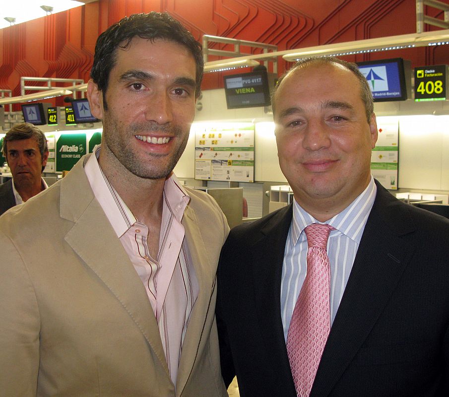 Fernando Sanz, presidente del Málaga, recién ascendido a primera volaba hoy a Viena, junto a Miguel Ángel Rodríguez, presidente de Las Palmas.