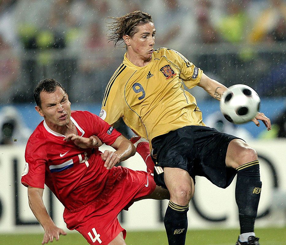 Fernando Torres pelea un balón con el defensa Sergei Ignashevich, de Rusia.