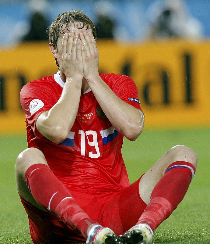 El delantero de Rusia Roman Pavlyuchenko, en el suelo en un momento del partido.
