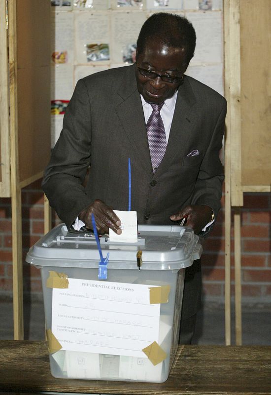 El presidente de Zimbabe Robert Mugabe vota en la segunda vuelta de las elecciones presidenciales calificadas de "farsa" por la comunidad internacional.