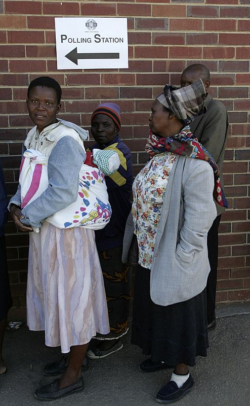 Unos zimbabuenses esperan para votar en la segunda vuelta de las elecciones presidenciales en Zimbabue. REUTERS/Emmanuel Chitate.