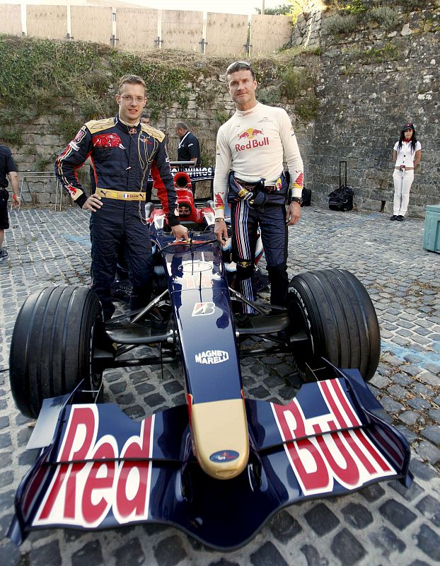 El piloto escocés de la escudería Red Bull Racing David Coulthard  y Sebastien Bourdais , de Toro Rosso, posan en los corrales de Santo Domingo.