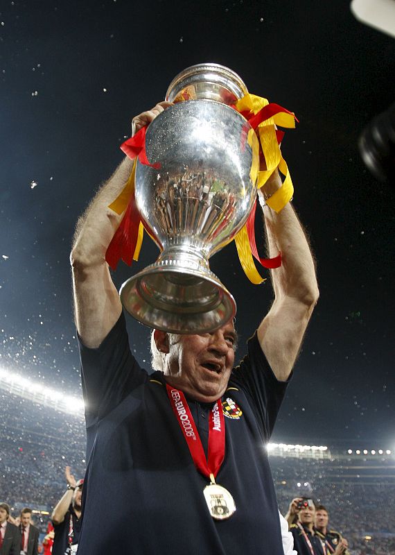 Luis Aragonés se "jubila" de la selección española alzando la copa de campeones de Europa.