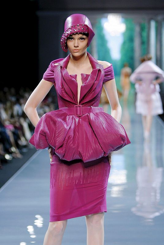 Una modelo desfila con una creación de la firma Christian Dior, hoy lunes 30 de junio de 2008 durante el desfile de Alta Costura otoño-invierno 2008-2009 celebrado en Paris, Francia.