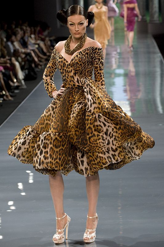 Una de las creaciones de Galliano para Dior en su colección otoño invierno presentada en París June 30, 2008.