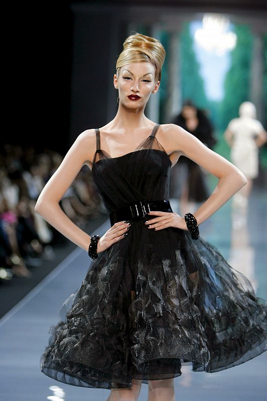 Una modelo desfila con una creación de la firma Christian Dior durante el desfile de Alta Costura otoño-invierno 2008-2009 celebrado en Paris, Francia.