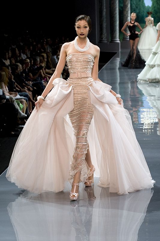 Uno de los modelos de la colección otoño-invierno de Galliano para Dior en una pasarela de París.