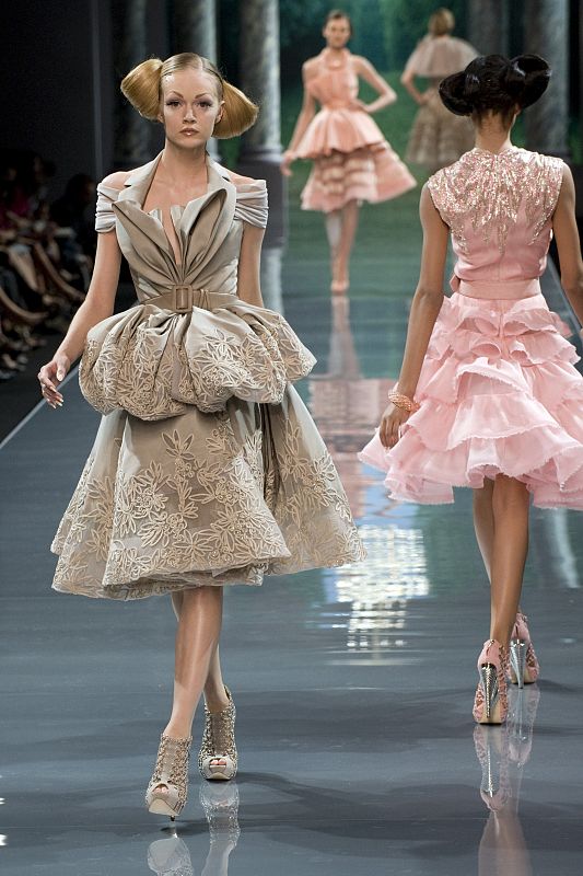 Una modelo presenta uno de los diseños de Galliano para Dior en París