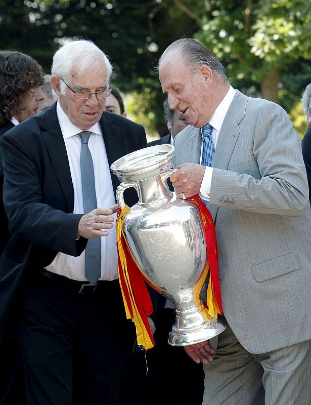 El Rey observa la copa de campeone de Europa en presencia de Luis Aragonés.