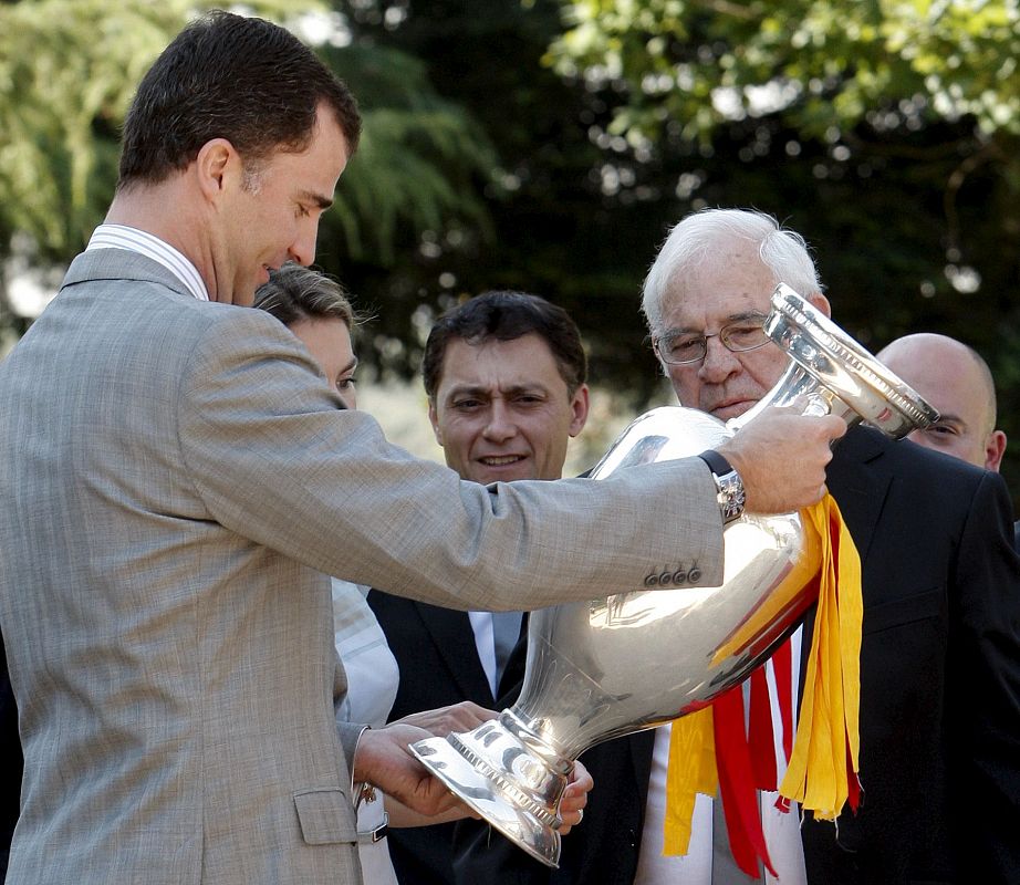 El príncipe Felipe calibra el trofeo de la Eurocopa, una preciosa copa de ocho kilos de peso.