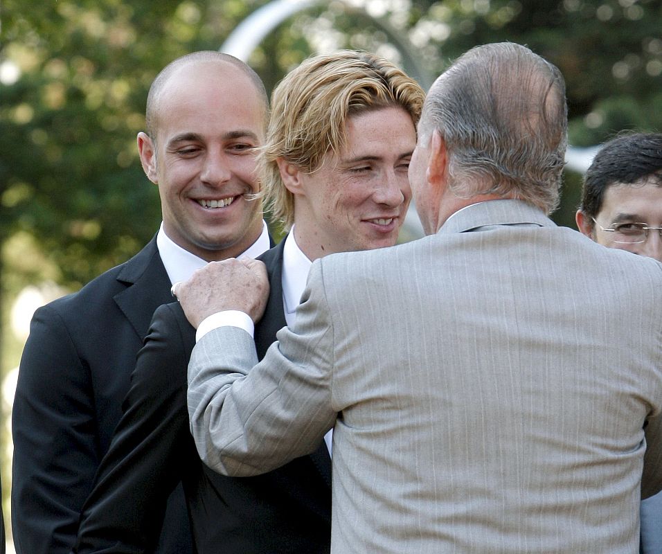 Ante la mirada del 'peligroso' Reina, el Rey bromea con el héroe de la final, Fernando Torres.