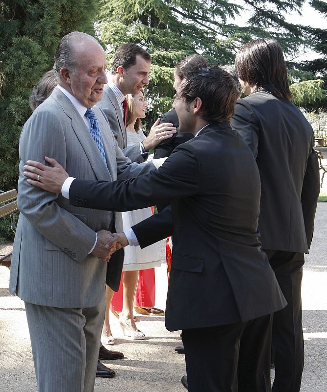 Con gran familiaridad y sin ningún protocolo, los jugadores saludaron al monarca, como hizo Cazorla.