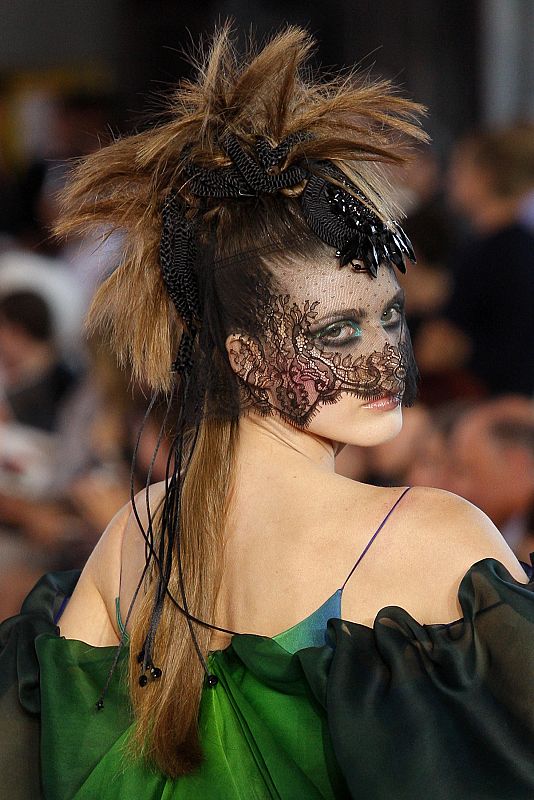 Una modelo presenta una de las creaciones de Christian Lacroix, que ha presentado en la Semana de la Moda de París sus propuestas para el Otoño-Invierno 2008-2009.