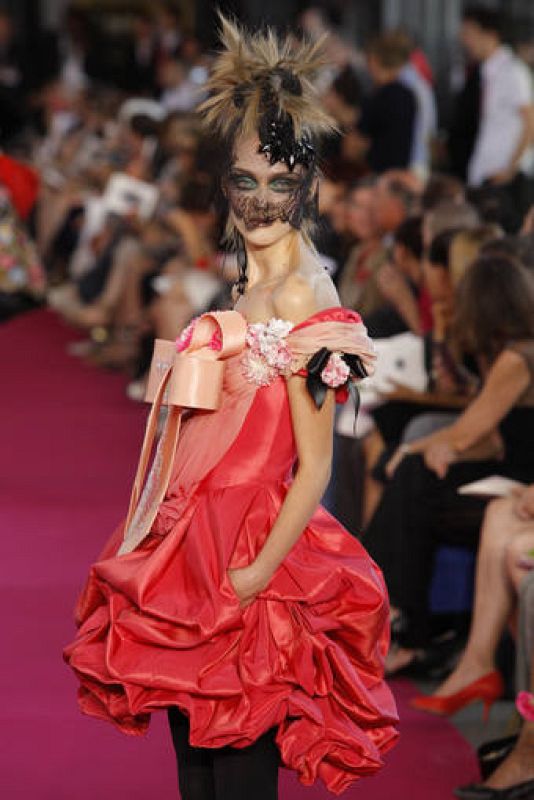 Modelo de estilo barroco de Lacroix, uno de los diseñadores más importantes de la Semana de la Moda de París.